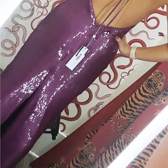 Ronny Kobo
Halo Sequined Open-Back Halter Gown size S - Picture 4 of 7